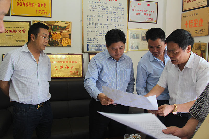 仁懷市委常委、茅臺鎮黨委書記王強，原仁懷市常委、茅臺鎮黨委書記陳灼在公司視察